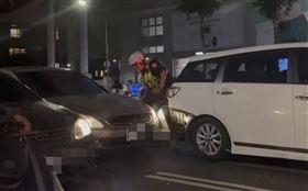 台中警匪追逐！註銷牌車拒檢又狂飆　2人「連撞5車」棄車落跑了