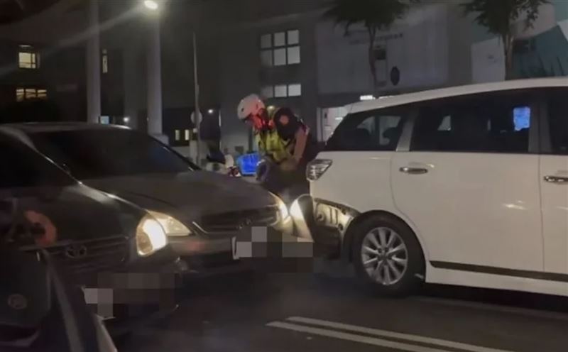 員警攔查註銷車牌的轎車，與該車在路上追逐。（圖／翻攝自Threads）