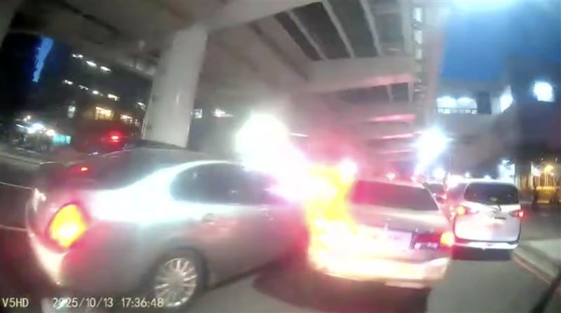 轎車拒檢後一路沿著文心路往北高速逃竄。（圖／翻攝畫面）
