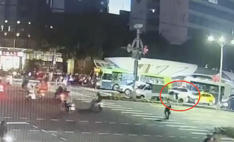 該車駕駛與乘客棄車徒步逃離現場。（圖／翻攝畫面）