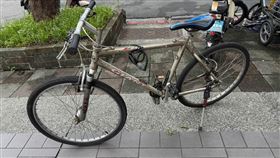 ▲張翁駕駛勞斯萊斯擦撞朱姓少年腳踏車。（圖／翻攝畫面）