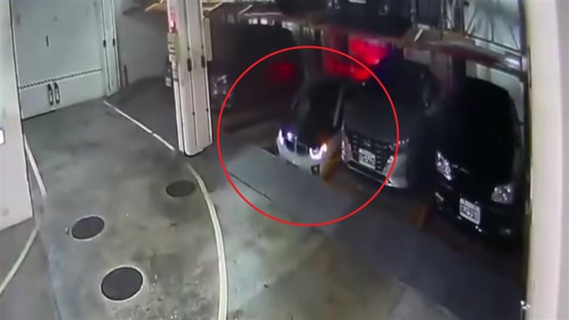 新北市某社區機械停車位發生故障，一名住戶停車時，平台突然自動下沉。（圖／翻攝自threads）