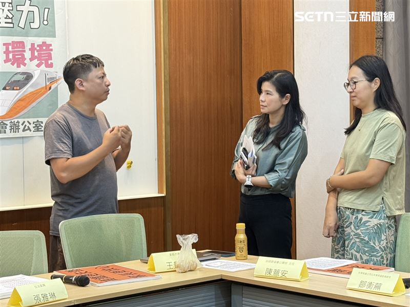記者會中王姓家長（左1）分享自身經歷，並於記者會前正在跟高鐵公司副總經理鄒衡蕪（右2）反應。（圖／記者李育道攝影）