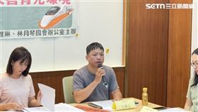 記者會中王姓家只分享自身經歷，並於記者會前正在跟高鐵公司副總經理鄒衡蕪反應。（圖／記者李育道攝影）