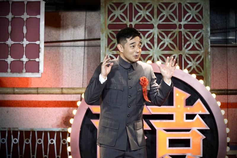 岑永康在《一村喜事：康樂隊來了》飾演村長，除了嫁女兒，還要表演熱門金曲，卯足全力一圓歌手夢。（圖／岑永康提供）