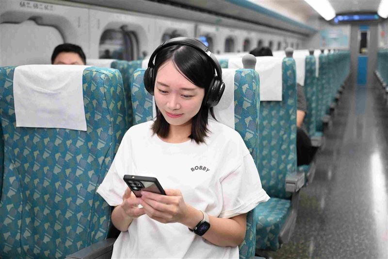 搭高鐵使用3C行動裝置看影片或聽音樂時應使用耳機。（圖／台灣高鐵提供）