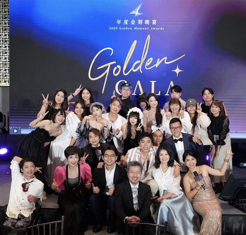 雨群(前第2排左2)、艾西(前第2排左1）宣布邁向國際現在進行式。（圖/金刻獎提供）