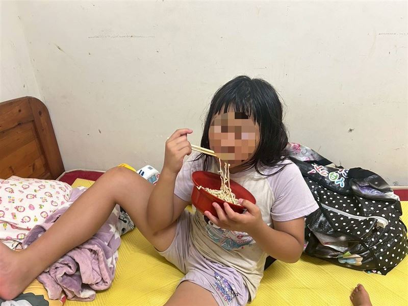 10歲小芬上學路好危險！爸爸住院家陷危機，精障媽媽悲傷無語問蒼天，「不能讓不幸複製到下一代」。（圖／《愛的延續》公益協會提供）
