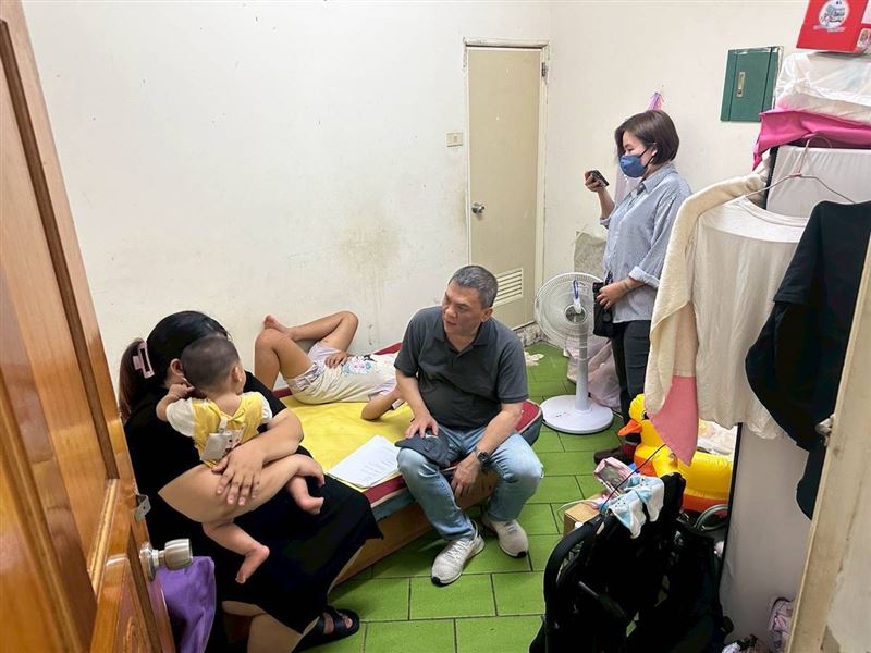 10歲小芬上學路好危險！爸爸住院家陷危機，精障媽媽悲傷無語問蒼天，「不能讓不幸複製到下一代」。（圖／《愛的延續》公益協會提供）