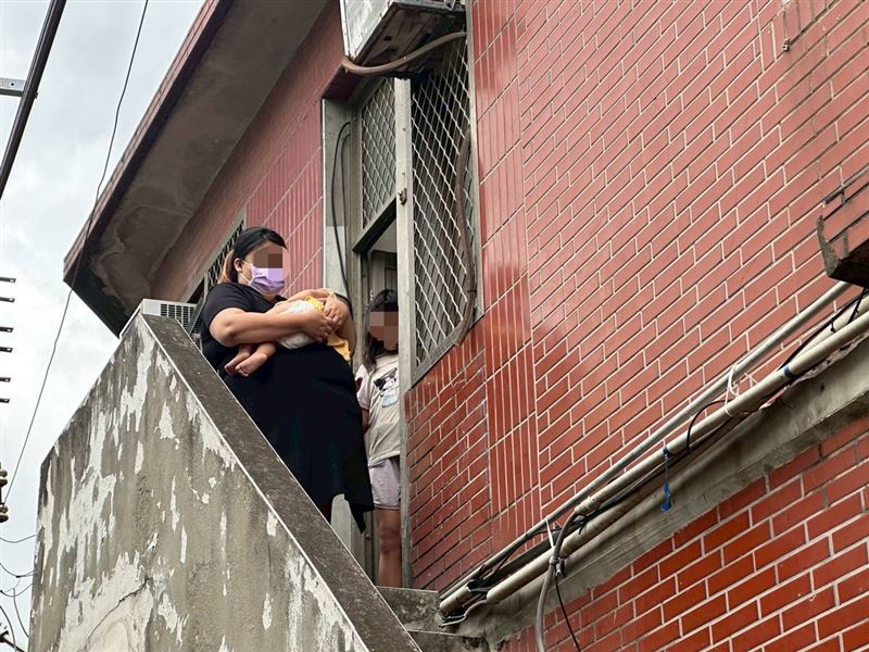 10歲小芬上學路好危險！爸爸住院家陷危機，精障媽媽悲傷無語問蒼天，「不能讓不幸複製到下一代」。（圖／《愛的延續》公益協會提供）