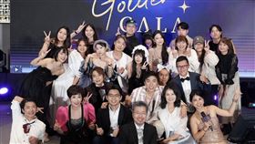 雨群(前第2排左2)、艾西(前第2排左1）宣布邁向國際現在進行式。（圖/金刻獎提供）