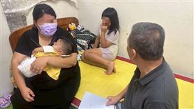 10歲小芬上學路好危險！爸爸住院家陷危機，精障媽媽悲傷無語問蒼天，「不能讓不幸複製到下一代」。（圖／《愛的延續》公益協會提供） 