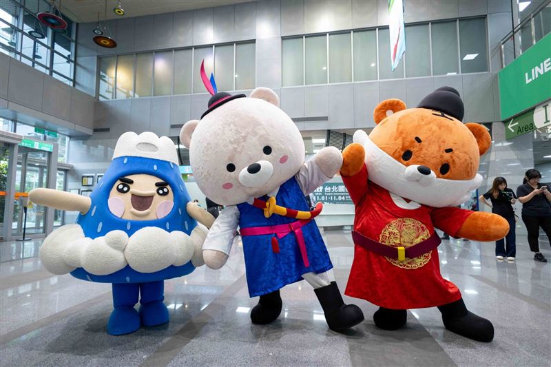 2025 ITF台北國際旅展將於11月7日至10日登場,集結1,600攤位、123國參與,日本館規模歷年最大,美國館睽違八年回歸。旅展匯集國內外旅遊資源、航空、郵輪、住宿優惠,AsiaYo、高鐵假期、捐血送票等活動同步進行。早鳥票限時兩天開搶,旅迷不容錯過。(圖/台灣觀光協會提供)