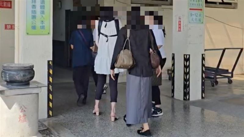 孫女遺體完成火化，由胞姊背上骨灰罈離開。（圖／記者吳泊萱攝影）
