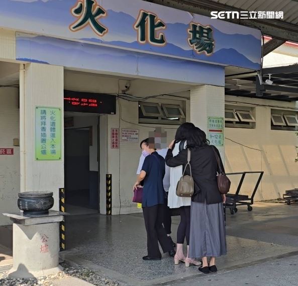 孫姓空服員於今日（14日）火化，大姊抱著骨灰情緒潰堤，小妹緊摟姊姊安慰。（圖／記者吳泊萱攝影）