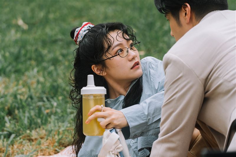 李玲葦飾演的艾蜜莉從社恐少女逐漸敞開心房。（圖／公視+提供）