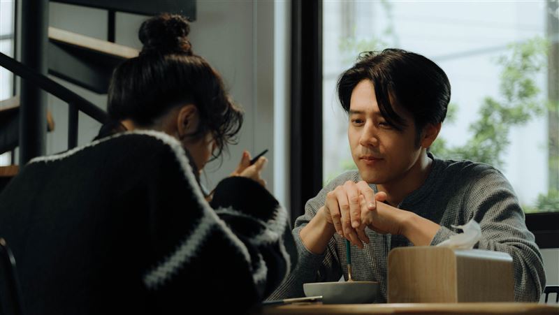 胡宇威煮飯男友上身！狂問愛人：吃什麼？