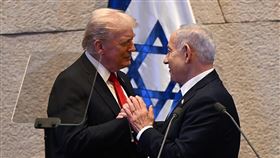 川普13日赴以色列國會接受眾人歡呼。（圖／翻攝自X平台 @GPOIsrael）