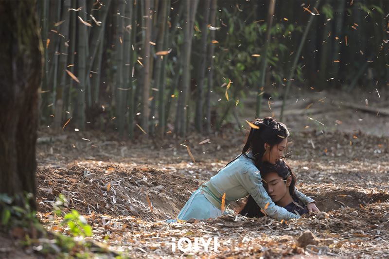 李沁（左）在超過30度的高溫下徒手扒土，拯救陳哲遠。（圖／iQIYI愛奇藝國際版提供）