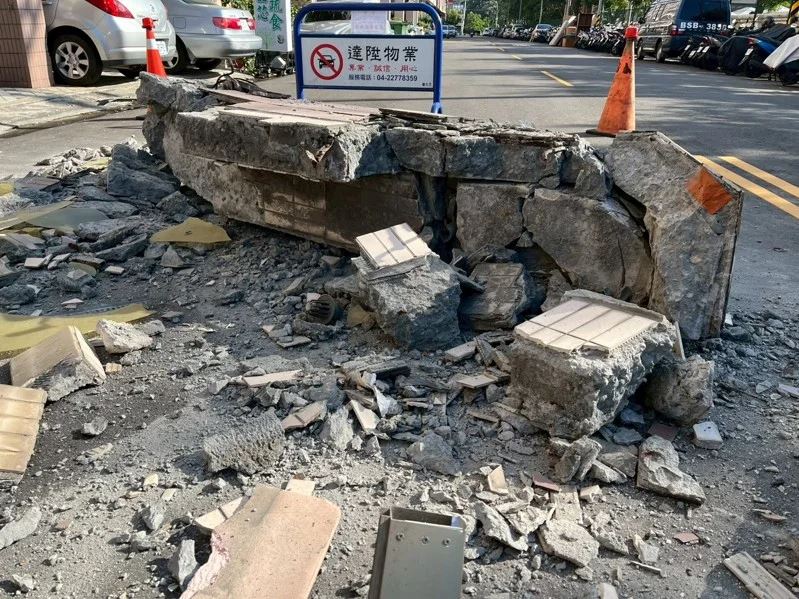 大樓在921大地震時仍屹立不搖，如今卻突然發生整體陽台崩落，令人擔憂結構體的安全性。（圖／里長提供）
