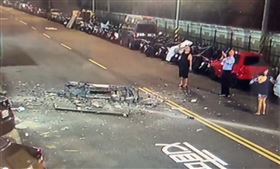 暗夜巨響以為地震　竟是陽台崩落掉路中（圖／里長提供）