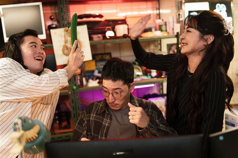 《拍射吧！廷方！》王彩樺（右起）、許時豪飾演岳母跟女婿。（圖／金魚企劃、一團和氣提供）