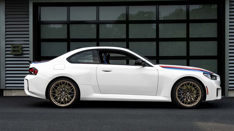 BMW用M2 Turbo設計版，讓車迷親手摸到那份歷史的熱度。（圖／翻攝BMW網站）