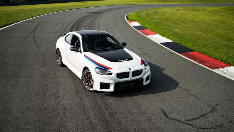 最吸睛的莫過於那條熟悉的BMW Motorsport三色條紋。（圖／翻攝BMW網站）
