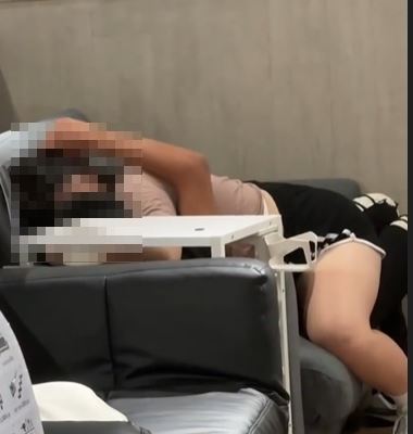 一名妹子在新北市汐止區的遠雄百貨內，一間台灣知名傢俱建材零售公司中，目擊一對小情侶在展示沙發上公然親熱。（圖／翻攝自Threads＠__x__25）
