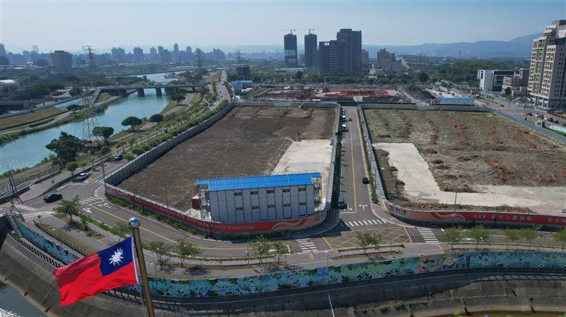 她喊:新壽把蔣萬安的面子和誠信也挖了!