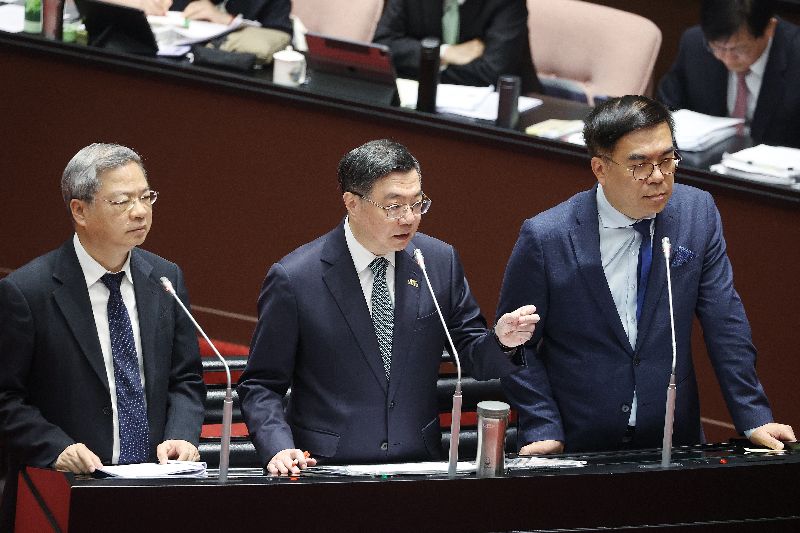 行政院長卓榮泰（中）14日在立法院備詢時表示，政府長期監測設置光電板的水庫，水質沒有受影響，但未來處理水質問題時，若能力未及，政府就不開發，除非技術能完全掌控。圖左為經濟部長龔明鑫、圖右為環境部長彭啓明