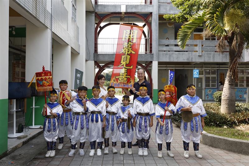 芙朝國小表演「芙朝跳鼓喜迎幸福」，慶祝歐德幸福圖書室第55所啟用，與總經理陳國甫、廖盈婷開心合影
