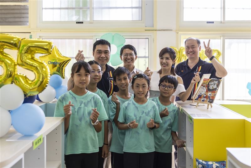 歐德何俊明設計師(左一)為彰化復興國小規劃第54所幸福圖書室，右起陳國甫總經理、藝人廖盈婷、校長謝添裕與學生開心合影