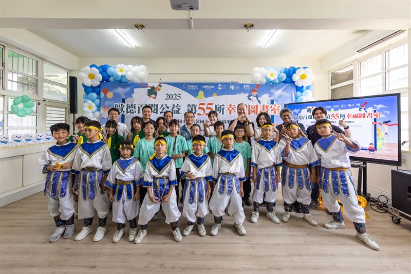 歐德幸福圖書室第55所啟用儀式，彰化縣教育處長蔡金田、總經理陳國甫、藝人廖盈婷及彰化復興國小校長謝添裕、芙朝國小校長周金木與孩子們開心合影