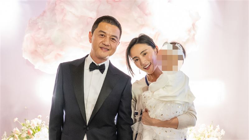李亞鵬（左）與妻子海哈金喜（右）於2022年步入婚姻的殿堂。（圖／翻攝自海哈金喜微博）