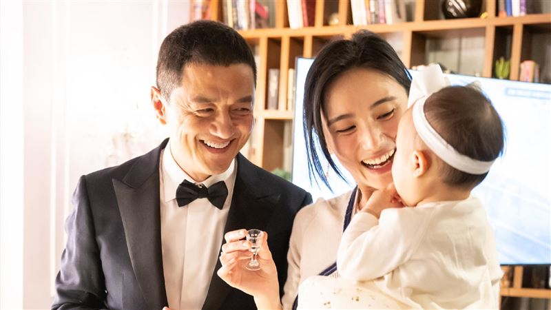 李亞鵬（左）名下的企業陷入財務困境，負債累計高達28.6億元人民幣。（圖／翻攝自海哈金喜微博）