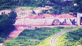 北韓正在北方分界線一帶等4處地點興建外觀類似萬里長城的「反戰車牆」長達10公里。（圖／翻攝自유용원臉書）