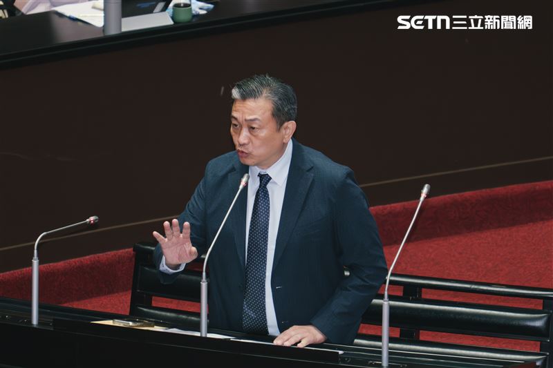 王定宇指出，應好好思考如何協助有財務狀況的官兵，而被中國抓住小辮子的官兵，一但台灣發生戰爭，將成為國防最大的破口與隱憂，務必有效防堵。（圖／記者楊士誼攝影）