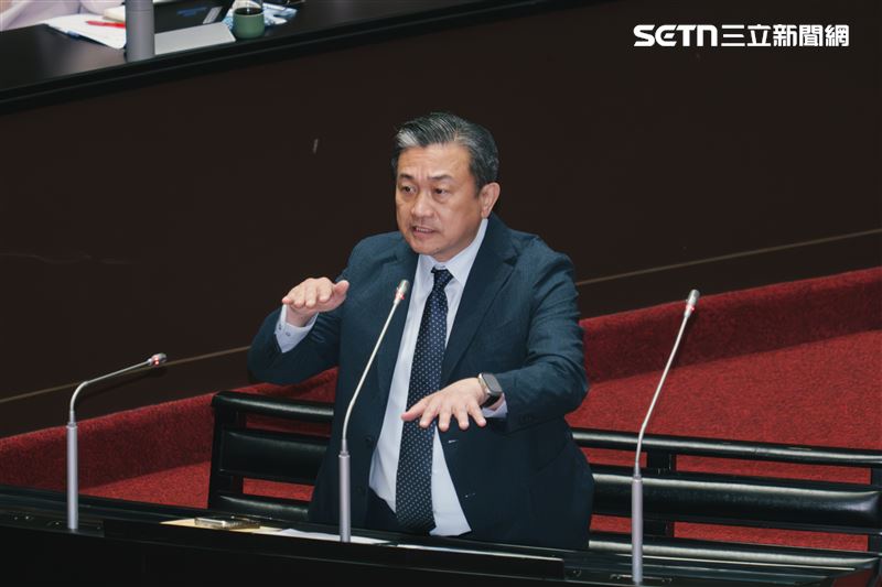 王定宇指出，政治人物不該找駭客駭入民間或公家的資料庫，不僅嚴重侵權，在美國FBI眼中更是重罪，中國有5人駭入美國的資料庫，因此遭全球通緝。若數發部有能力找到，就該儘速偵辦，嚇阻此類行為。（圖／記者楊士誼攝影）