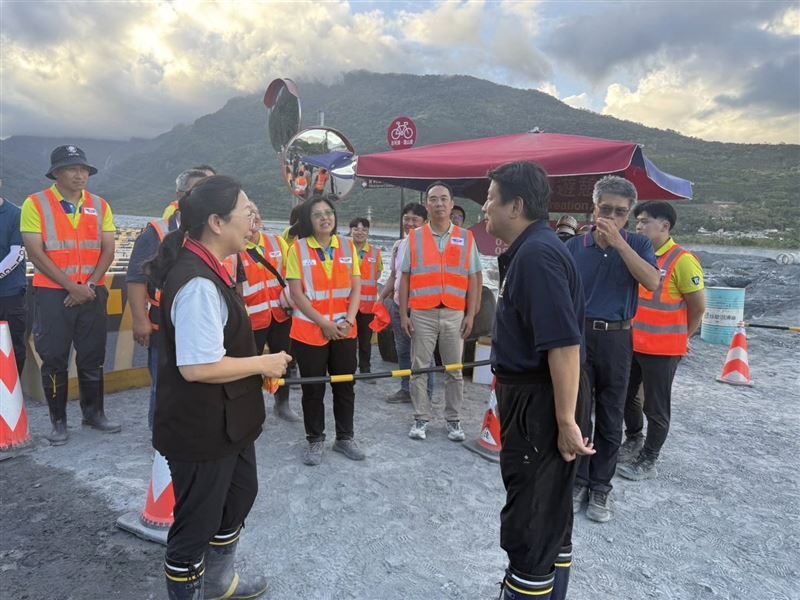 民進黨批評，國民黨籍花蓮縣長徐榛蔚和立委傅崐萁只顧作秀、甩鍋、卸責。（圖／翻攝自傅崐萁臉書）