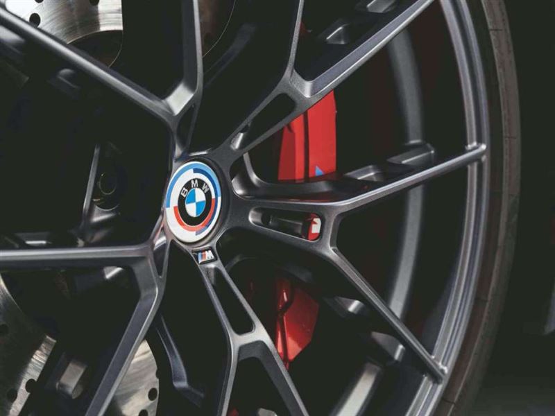 M Performance 18吋紅色煞車卡鉗組與898M鋁圈組。（圖／BMW提供）
