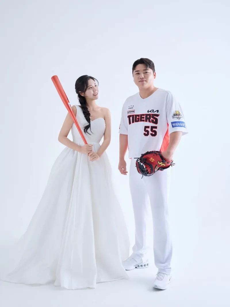 上月25日，KIA虎隊捕手韓埈洙在社群宣布與金以舒結婚。（翻攝韓埈洙INS）