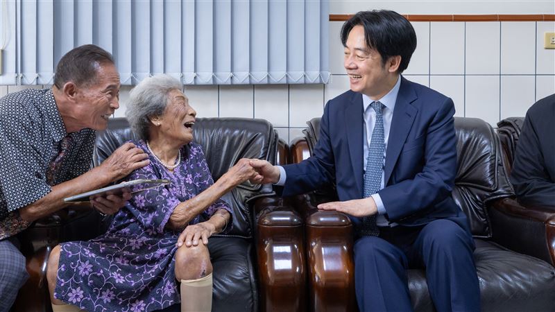 重陽節將屆，總統賴清德前往台中拜訪百歲人瑞洪李英嬌、陳活森（圖／總統府提供）
