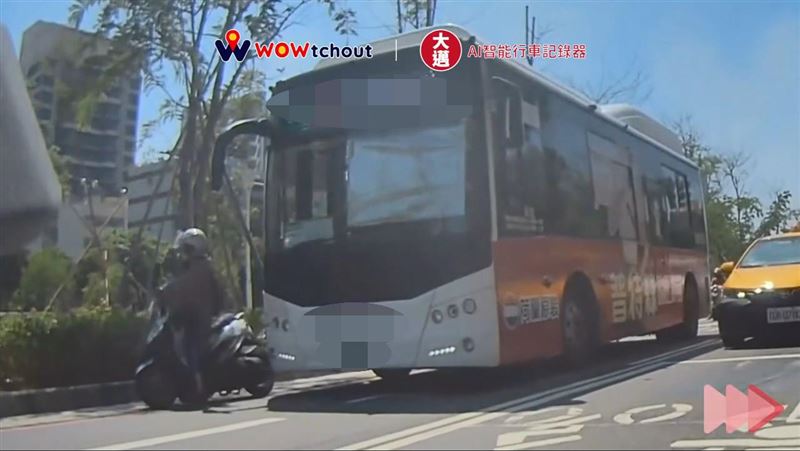 女騎士為了躲太陽停在樹蔭下，沒想到公車也未發現直接追撞。（圖／翻攝WoWtchout - 地圖型行車影像分享平台）