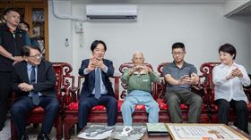 重陽節將屆，總統賴清德前往台中拜訪百歲人瑞洪李英嬌、陳活森（圖／總統府提供） 