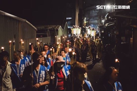 太子爺夜巡守護地方。(圖/桃園護國宮提供)