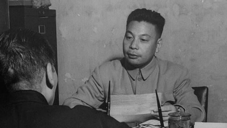 蔣經國年輕時認真工作的模樣。（圖／翻攝自維基百科）