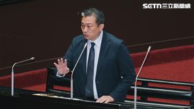 王定宇指出，政治人物不該找駭客駭入民間或公家的資料庫，不僅嚴重侵權，在美國FBI眼中更是重罪，中國有5人駭入美國的資料庫，因此遭全球通緝。若數發部有能力找到，就該儘速偵辦，嚇阻此類行為。（圖／記者楊士誼攝影）