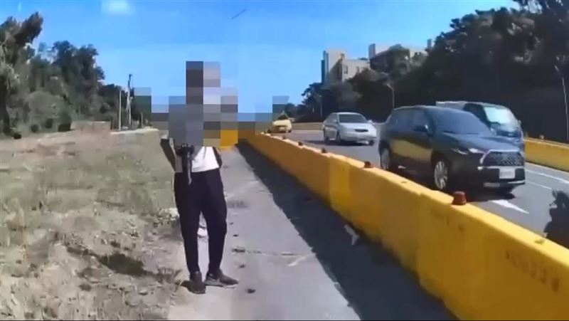 警方詢問這名想要拍攝總統車隊的男子，並宣讀相關法條。（圖／翻攝畫面）