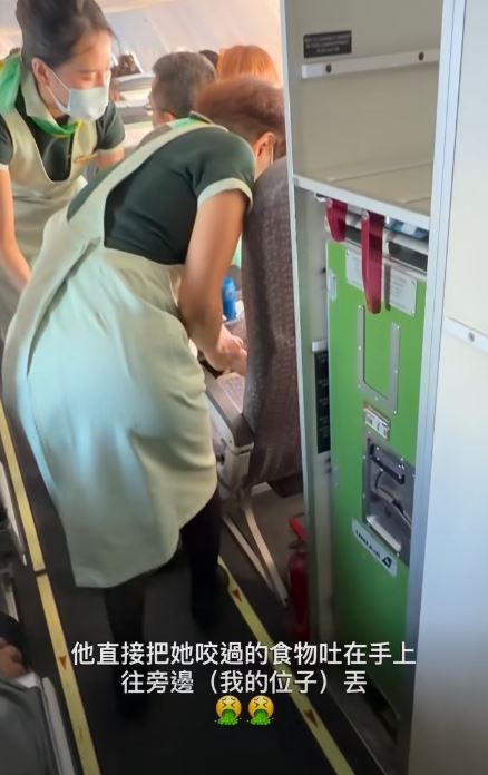 立榮航空有名婦人除身上異味濃重，還連嗑7個便當、邊吃邊吐，甚至將食物往網紅「當過警察的查克律師」身上丟。（圖／翻攝自「當過警察的查克律師」臉書）